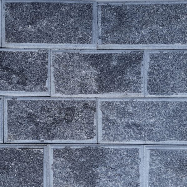 Đá bóc đen soi cạnh 10x20cm